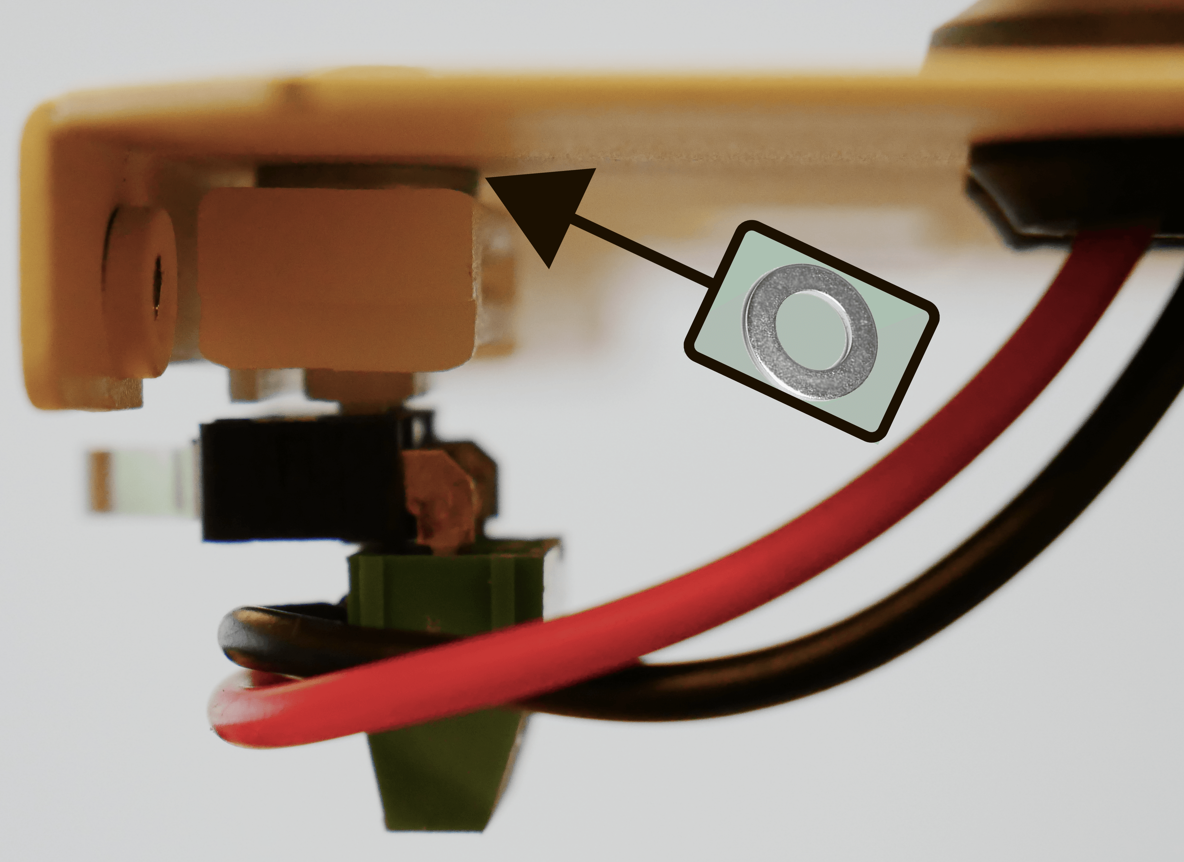 Bricka skall sitta mellan vit plastbit och taket på skåpet